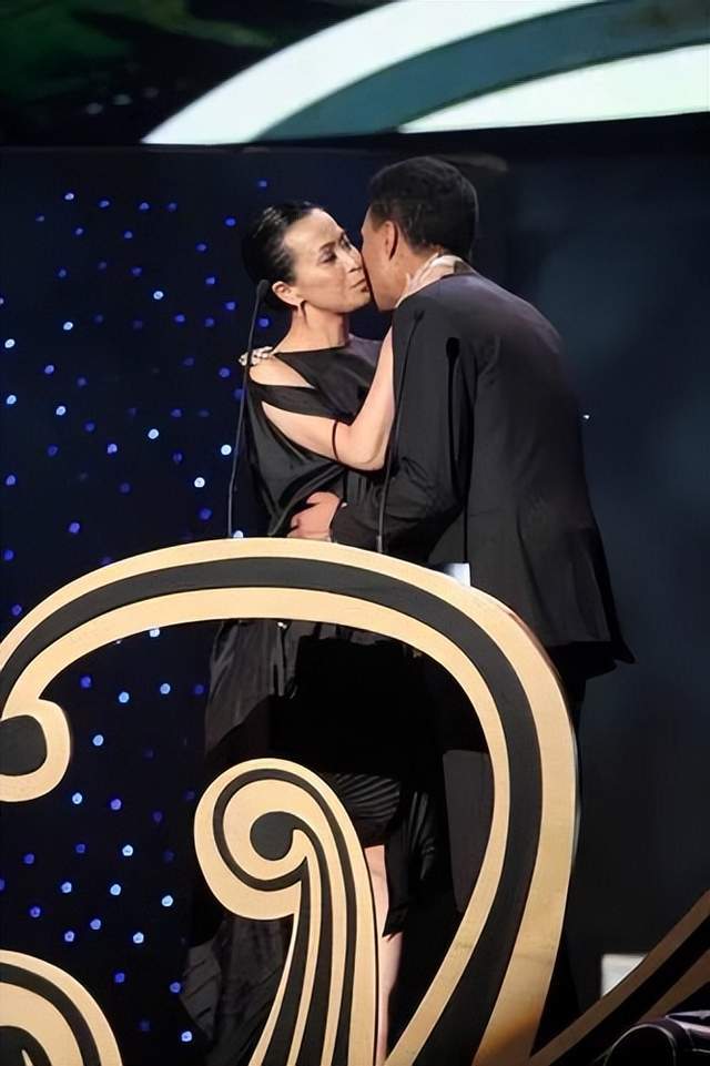 被胡军"秀"到,顺藤摸瓜,他的关系网和资本,让人惊讶_刘嘉玲_明星_网友