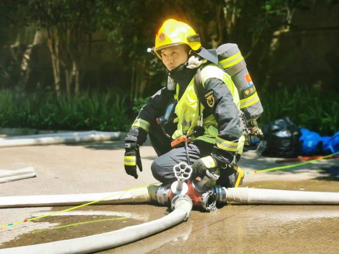 高温下的劳动者 | 消防员:不服"暑"的日常_龚新宪_救援_何伟民