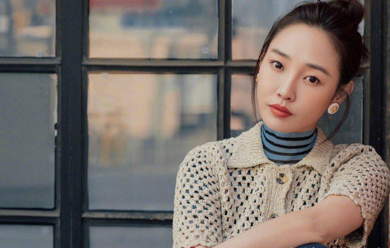 对了,一身黑色西装式连体衣显干练,尽显精致女神范_白百何_服装_时尚