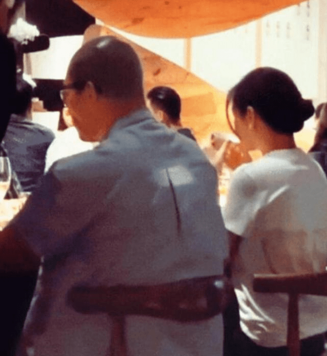 网友偶遇大s与具俊晔街头散步 大s等红灯仍挽老公手臂爱到分不开 丈夫 汪小菲 婚纱照 网友偶遇大s与具俊晔街头散步 大s等红灯仍挽老公手臂爱到分不开 丈夫 汪小菲 婚纱照