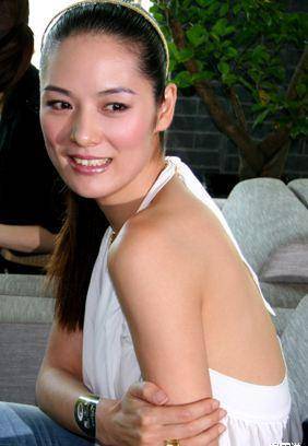 被电视导演分手后,归隐山林种蘑菇今身价上亿_马艳丽_朗昆_小时候