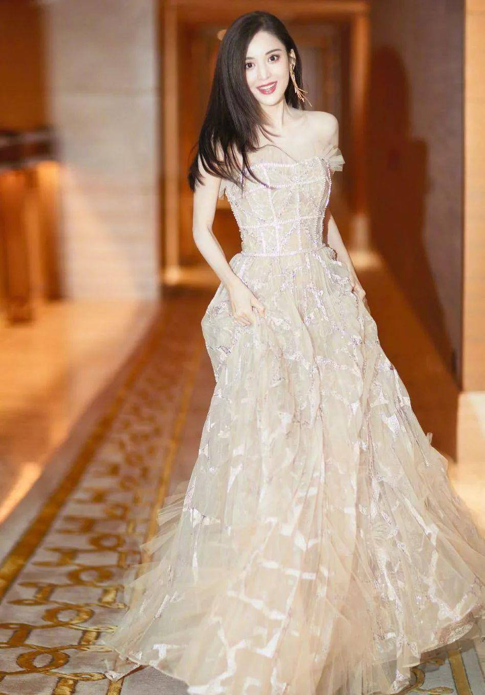 原创古力娜扎自带仙女滤镜薄纱抹身材长裙配单边耳饰散发甜甜少女味