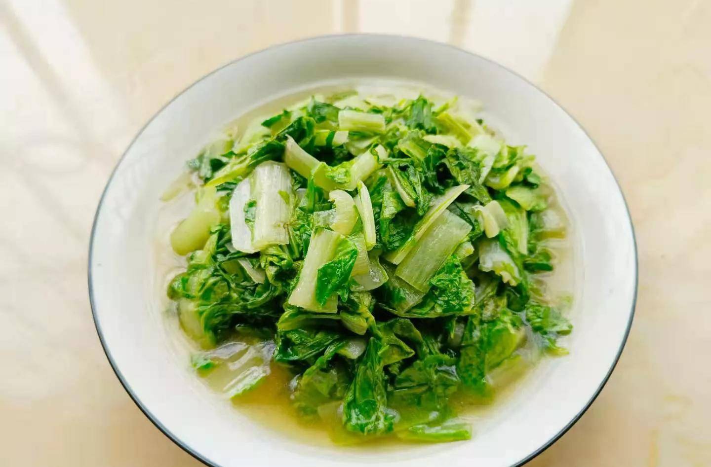 今天用的是水白菜,加上猪油炒出来香气四溢.