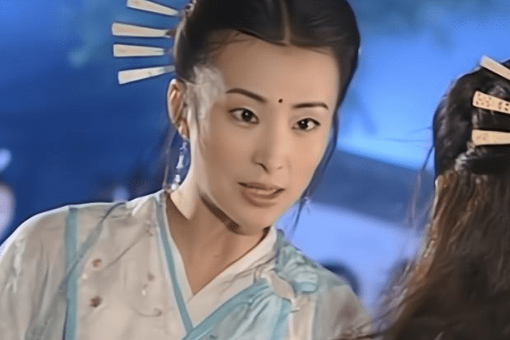 《倚天屠龙记》更有甚者,因为赵敏和周芷若的红白玫瑰,全场一片哗然.