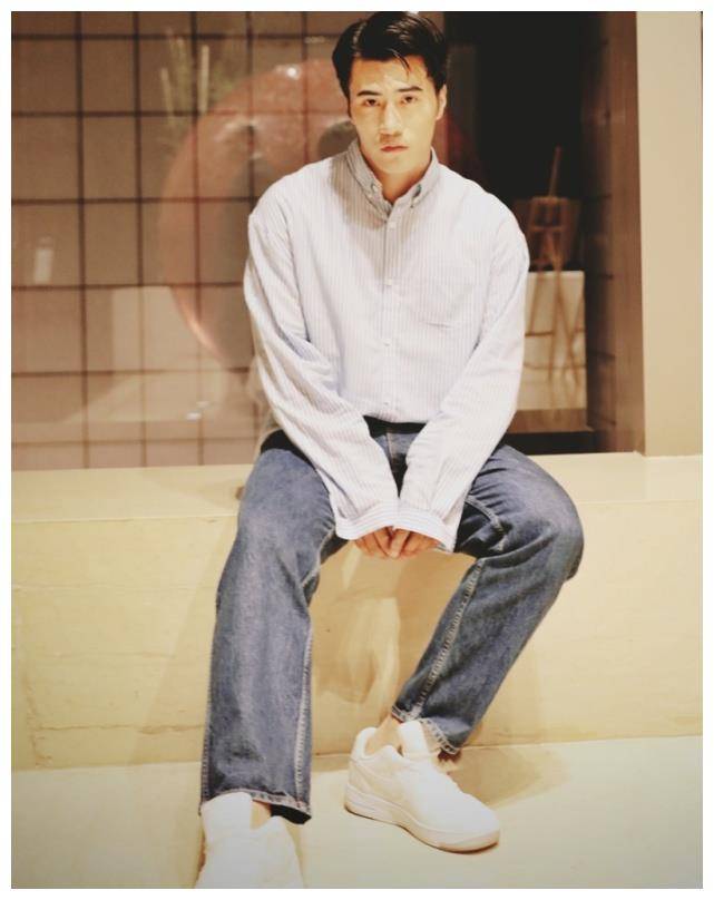 李天浩_穿着_西装