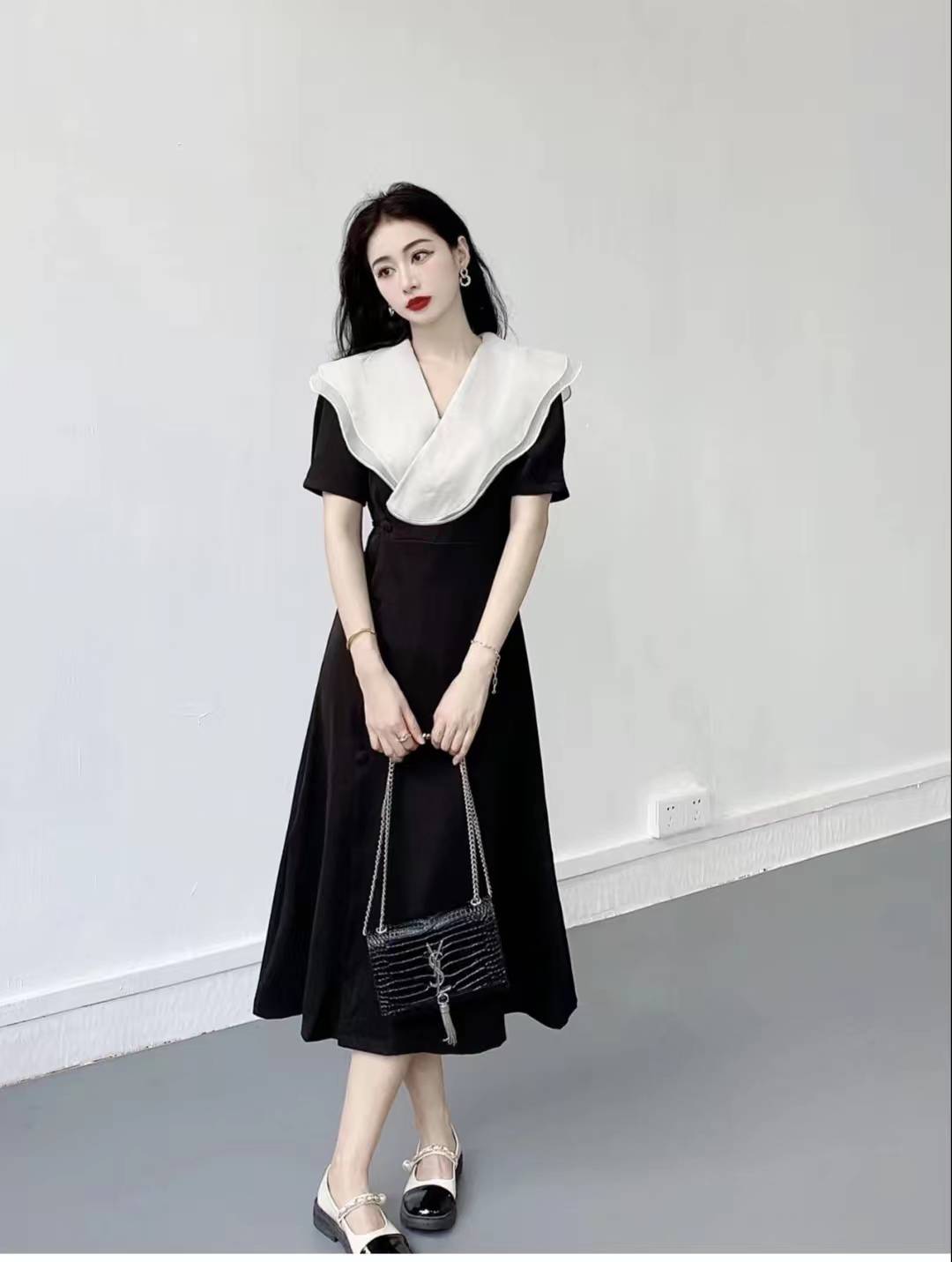 原创中长款小黑裙搭配什么鞋子好看