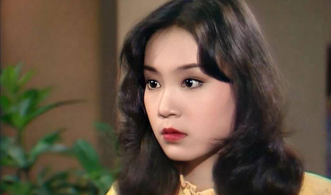 和她们相比,刘雪华的美更加端庄大气,骨子里优雅贵气.