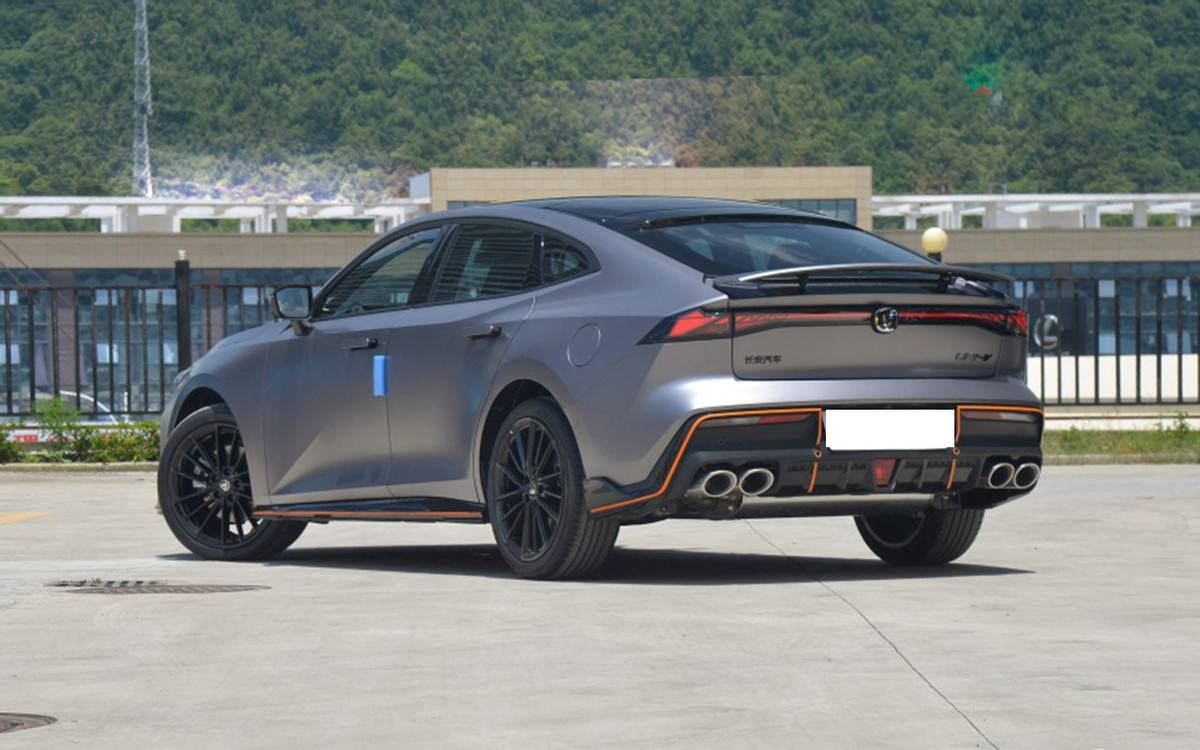 国产全新高颜值轿车曝光,配定风尾翼 四出排气,还有无框式车门