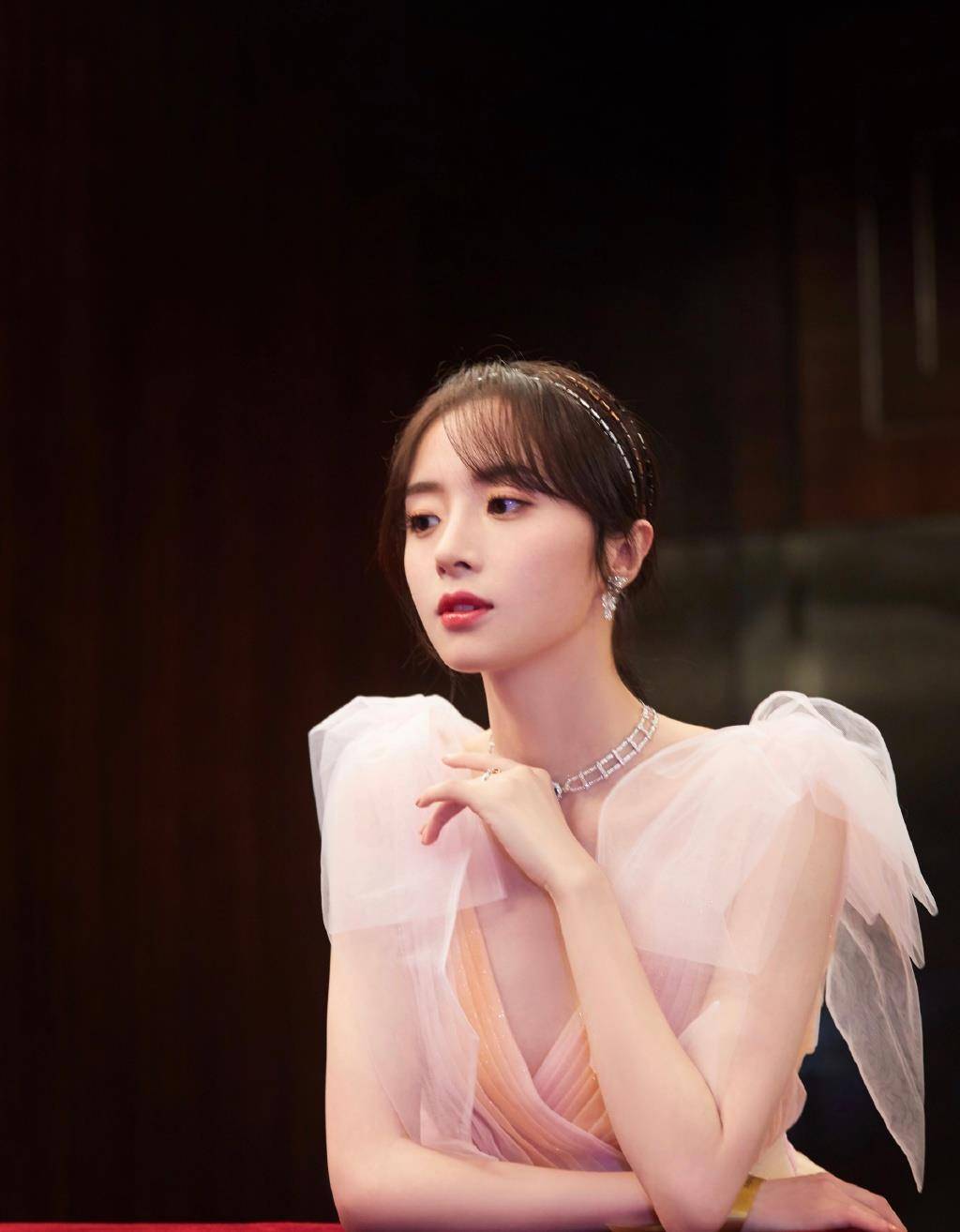 胡冰卿长相太清纯了穿白色背心配蓝色套装裙28岁像个小女生