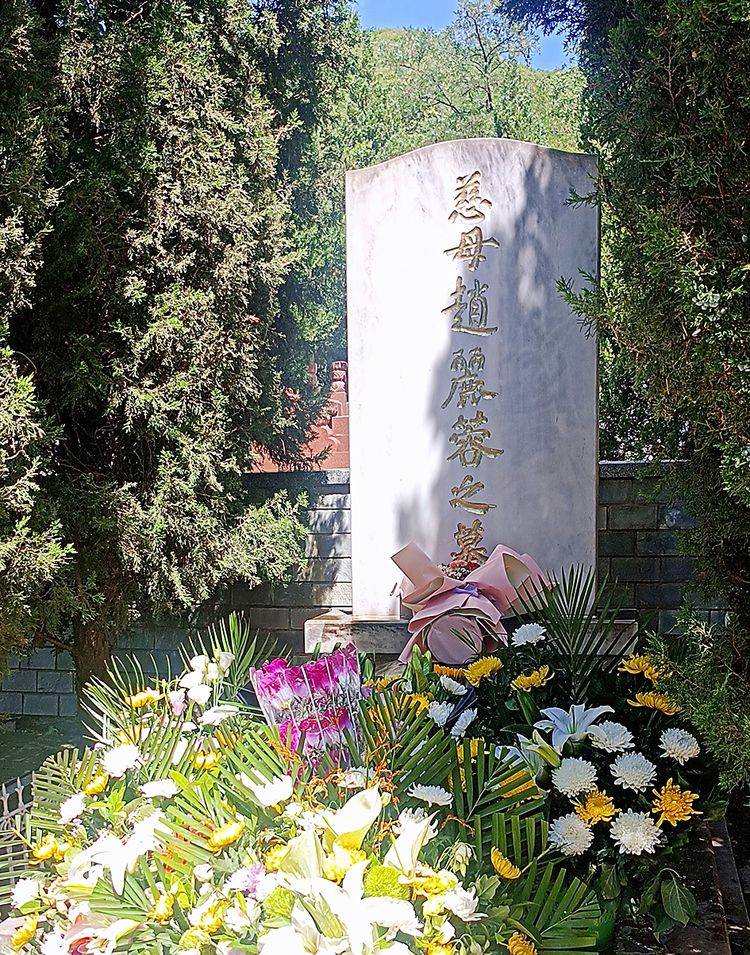 诗词写于著名表演艺术家赵丽蓉逝世22周年追思会_盛大鸣_福春_故居