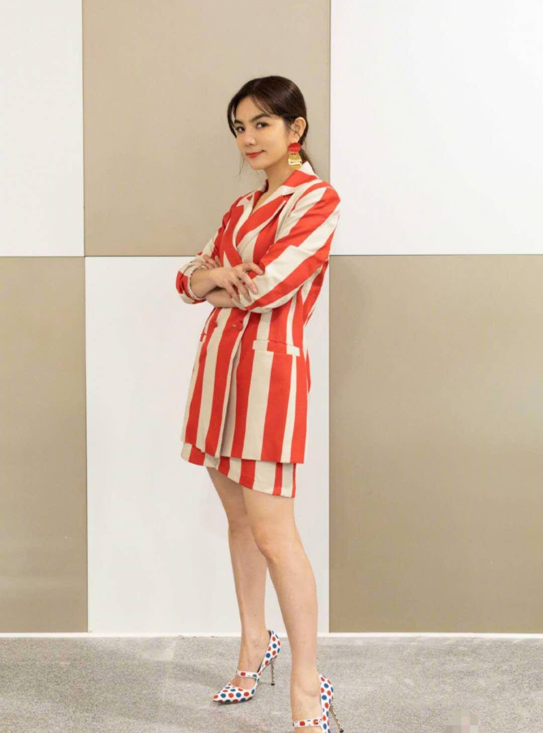 橘红色西服套装 波点高跟鞋(复古,优雅)陈嘉桦搭配的黑色短靴格外时尚