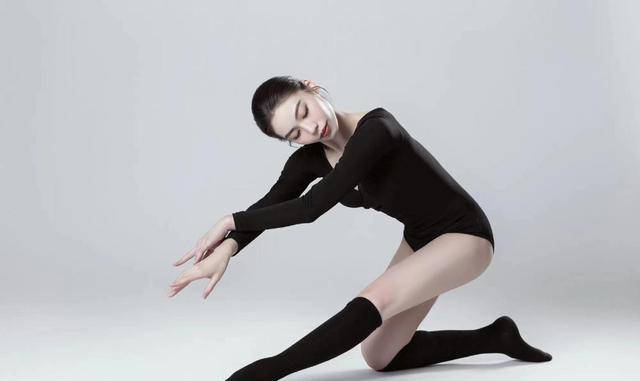 花滑女神于小雨25岁退役,18岁被迫放弃十年搭档,与32岁老将参赛_张昊