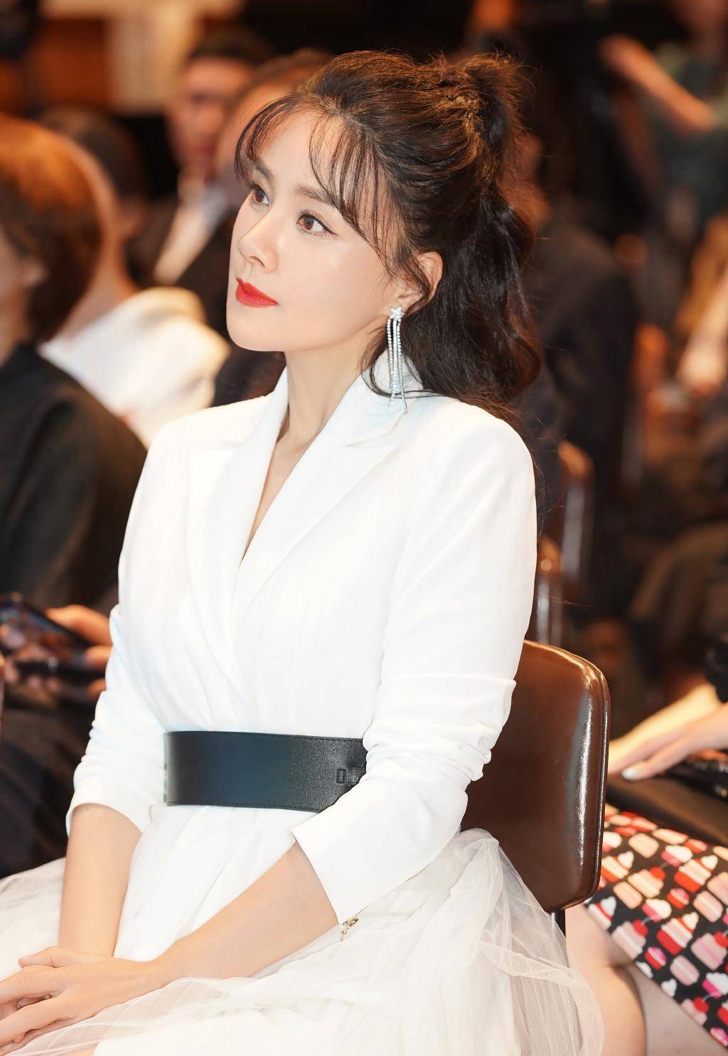 看看何琳,一件西服一条腰带就可以_时尚_显得_身材矮小