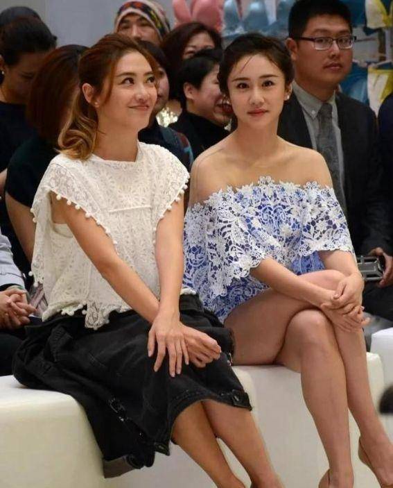 原创刘芸应采儿同框比美一个蓝装清新甜美一个白装气质优雅