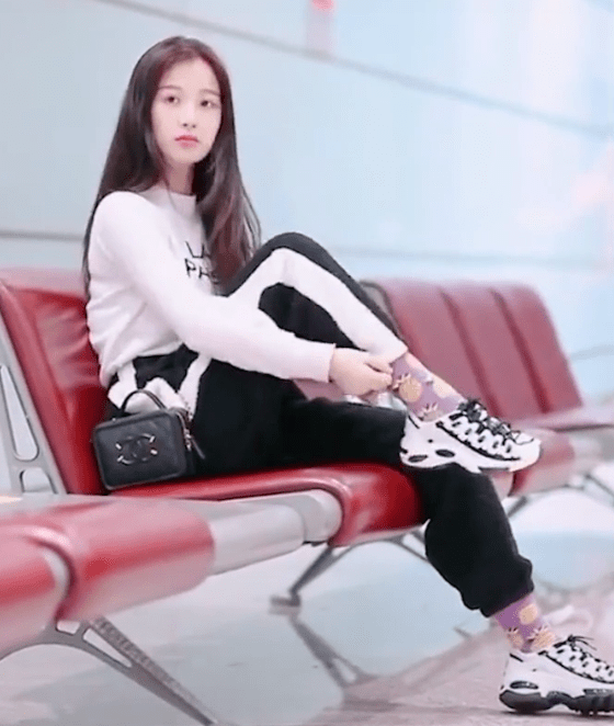 原创虞书欣偷偷提袜子转脸却发现镜头在拍看到她的反应真实了