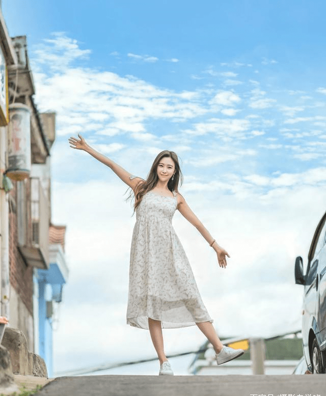 中年小阿姨拍摄姿势做到4个不,就会简约不失优雅,高级又有韵味_人物