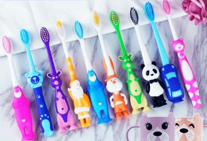 【儿童牙刷】宝宝多大可以使用儿童牙刷_什么牌子的儿童牙刷比较好