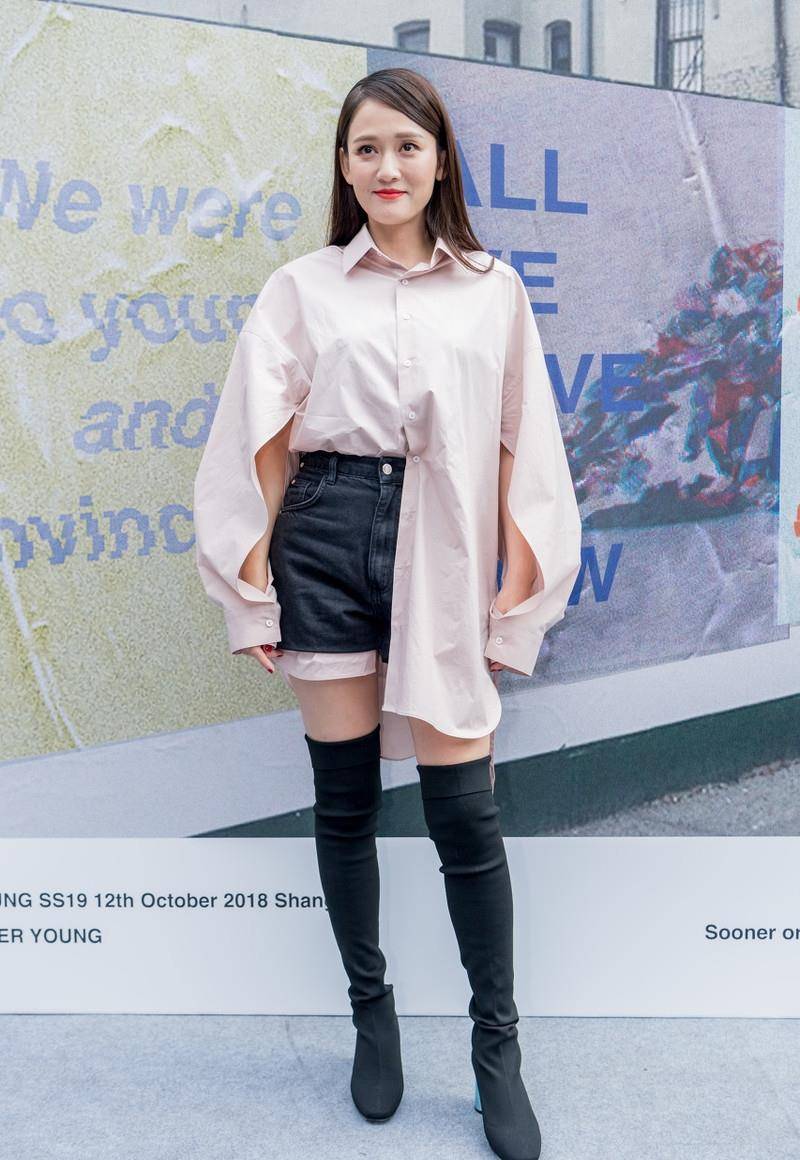 陈乔恩真是少女的代表,穿长衬衫塞进短裤里,配过膝长靴时髦爆