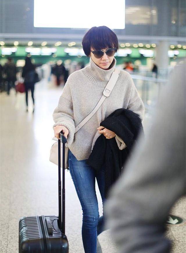 原创街拍中的袁泉浅色衬衣搭驼色半身裙像个18岁的女大学生一样