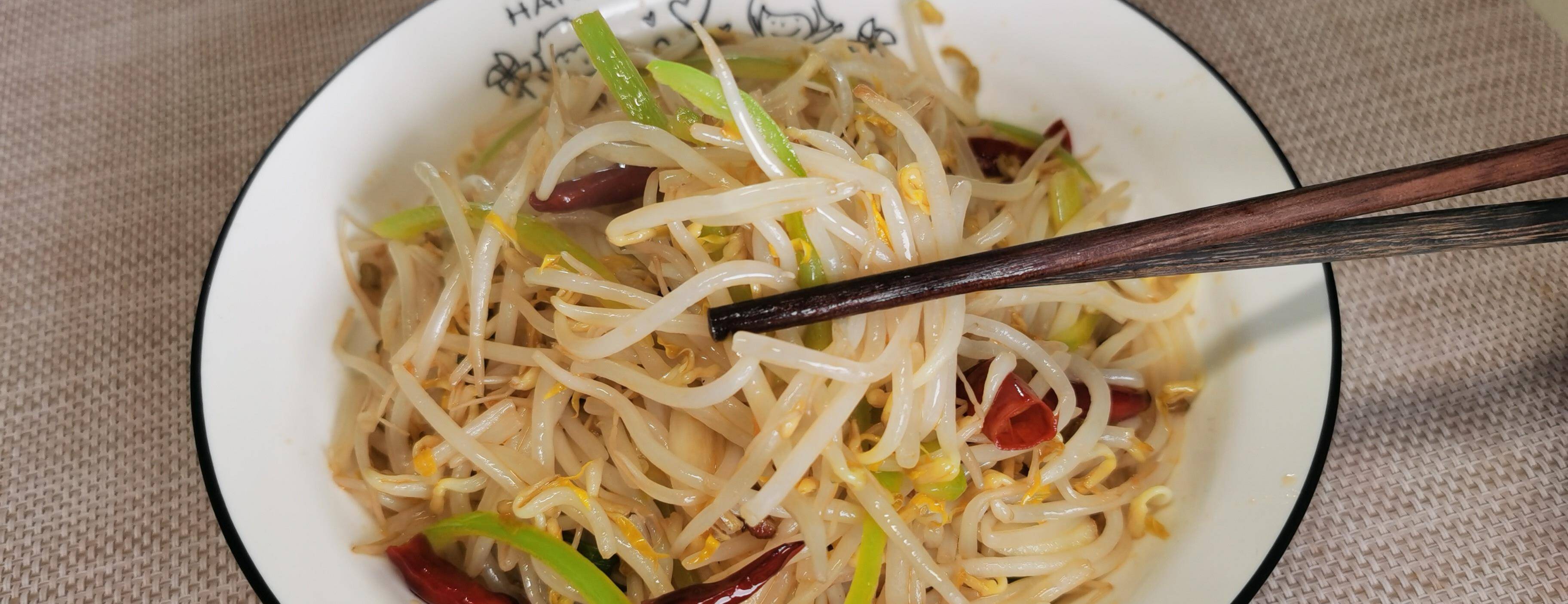 酸辣豆芽,是一道非常普通的家常菜,這道菜的特點就是清脆爽口,酸辣