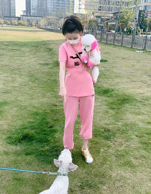 而且金色的鞋子也是很适合和粉色搭配在一起的,这种低帮的板鞋很适合