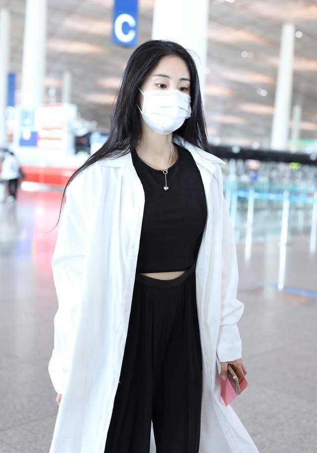 原创张碧晨也爱混搭风牛仔衬衫裙内搭白色吊带腰肢纤细不像生过娃