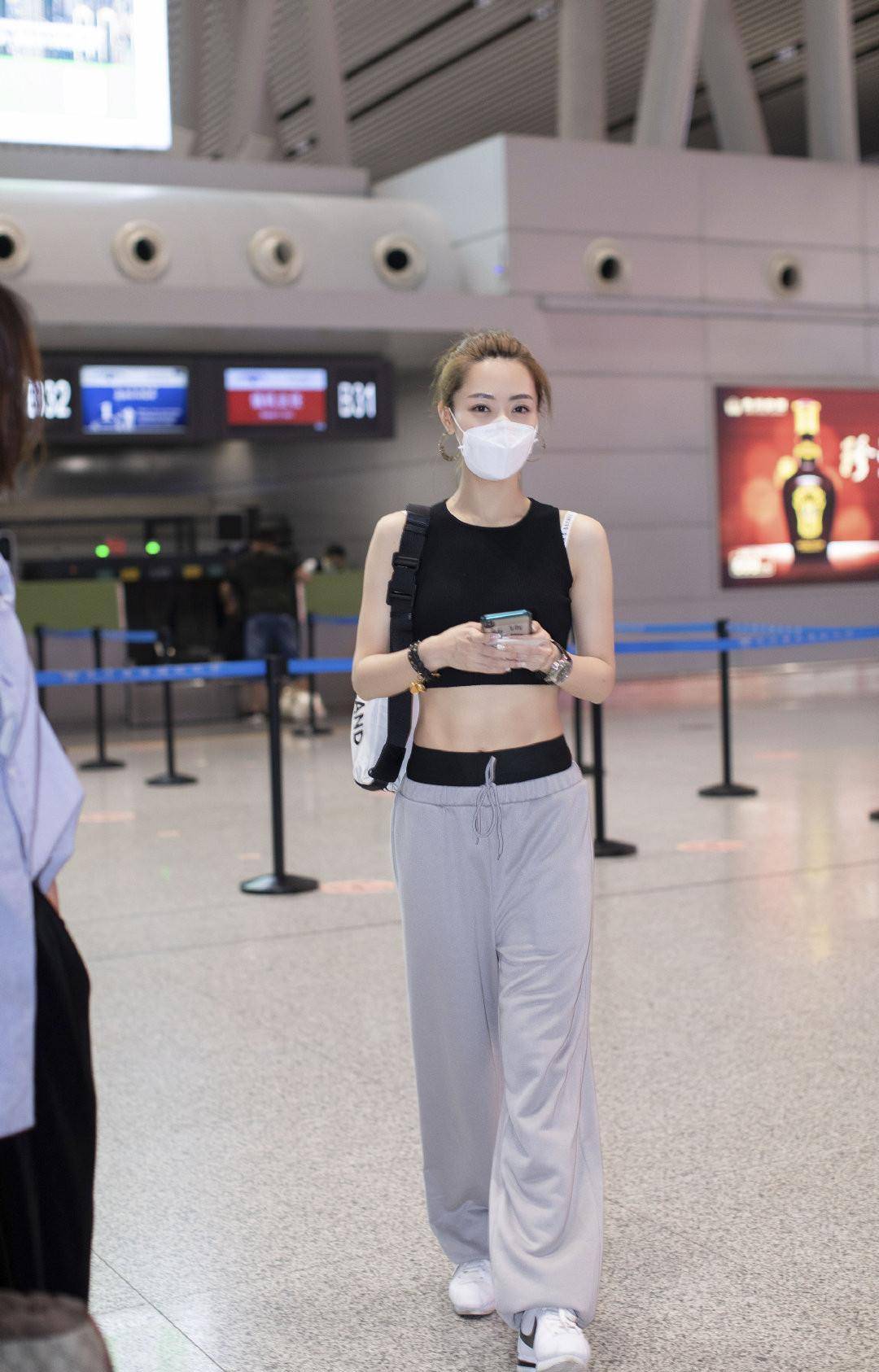 被白冰的"女团身材"撩到了,穿短背心马甲线分明,哪像34岁妈妈_造型