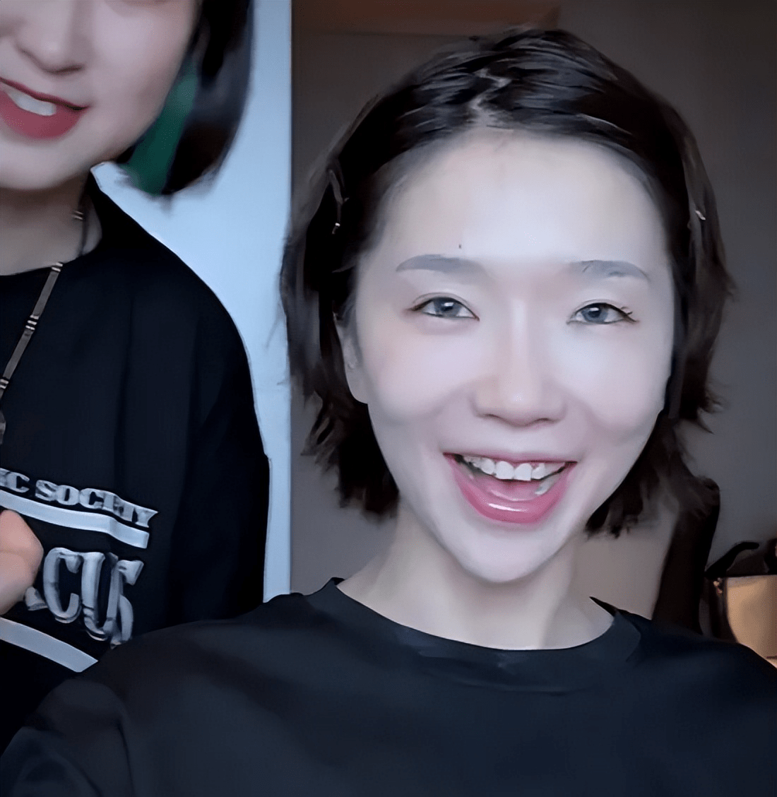 全靠眼妆“续命”?这些女星素颜小眼睛就剩一条缝,“吓”到我了_刘恋_舞台_萧亚轩