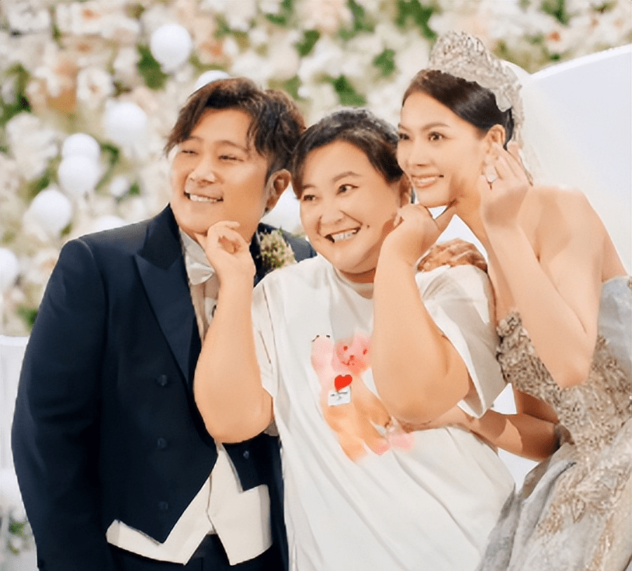 张泰维姬晴大婚,贾玲担任证婚人,孙越许君聪烧饼等送祝福_嘉玲和_娱乐