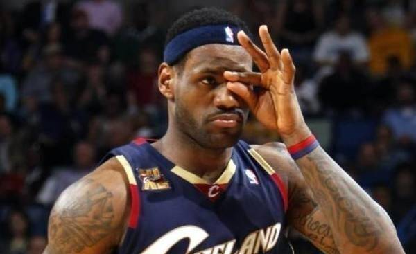 nba臭名昭著的5个违禁动作,詹韦上榜,皮尔斯差点因此丧命_比赛_手势_1