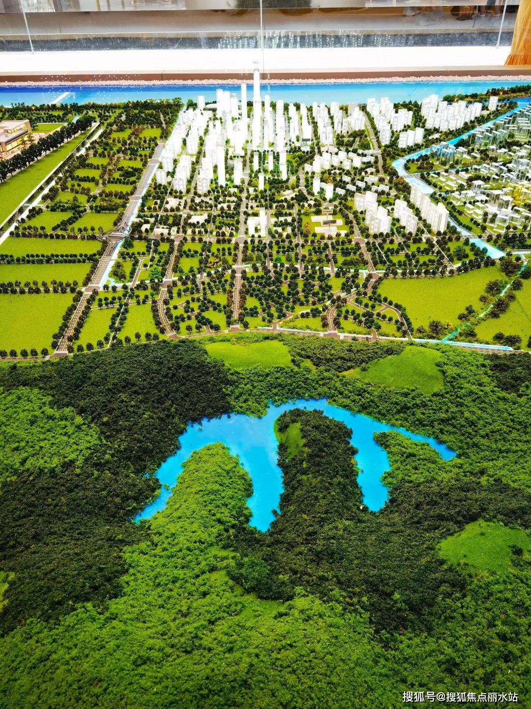 看沙盘基本是用无人机视角看江北核心区,这里背靠老山,前有长江的格局