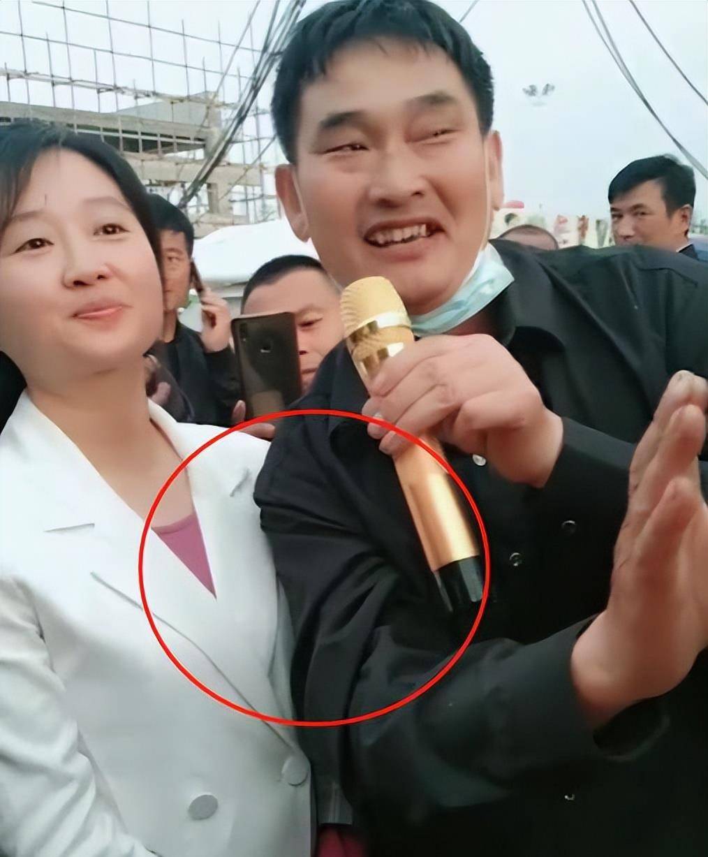 原创大衣哥街头与美女合唱看对方眼神迷离女生表情尴尬后仰躲闪