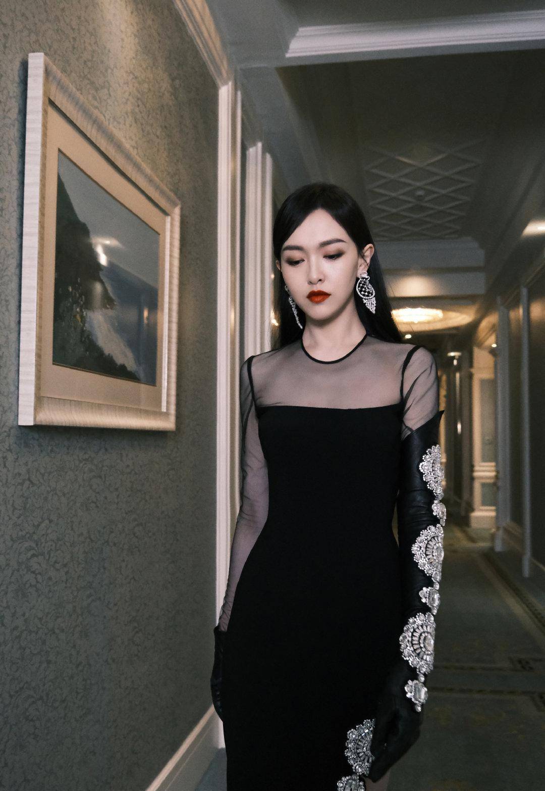 一袭高开叉礼服大秀美腿,一点不像孩子妈_身材_黑色_线条