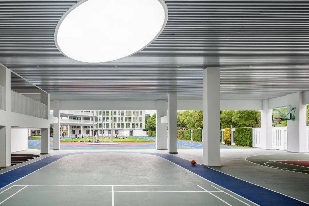 浅析中小学架空层和庭院_空间_校园_教育性