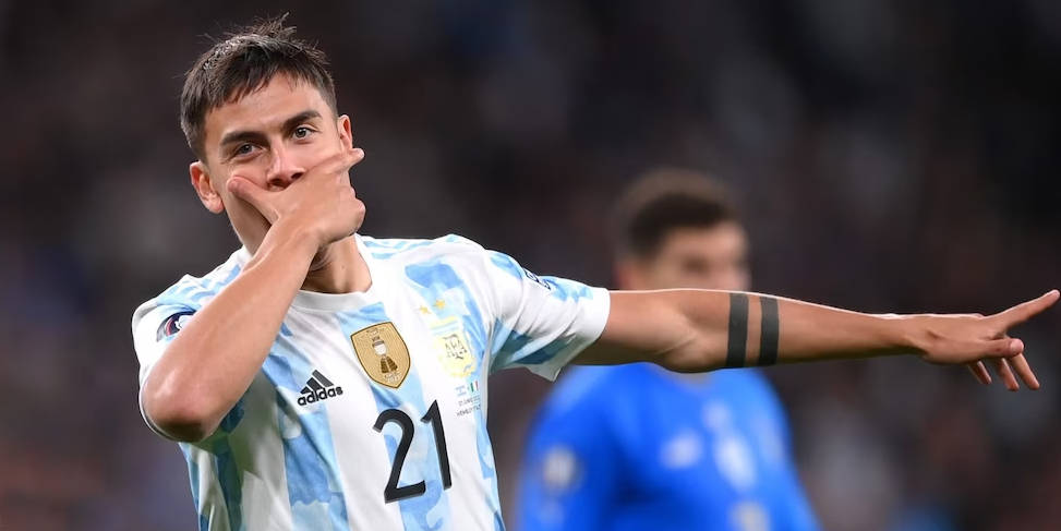 原创罗马球迷即将见识迪巴拉的进球庆祝动作迪巴拉的面具是什么意思