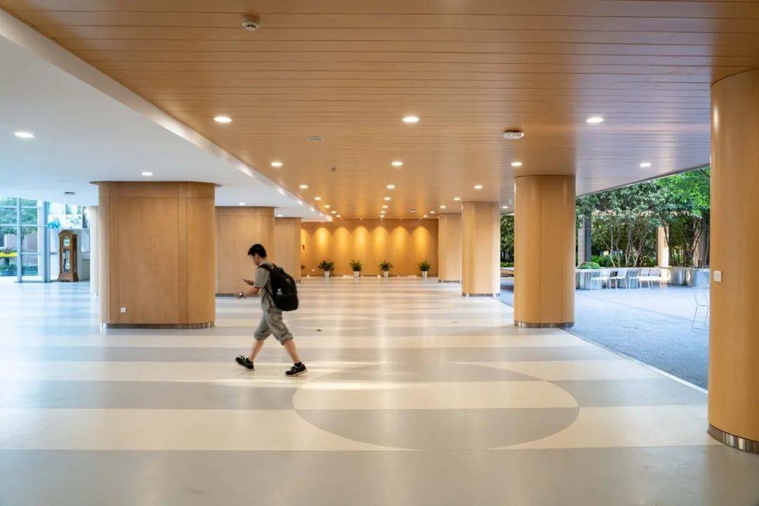 将架空层变成学校一大特色区域,让师生在日常活动中也能受到学校特色