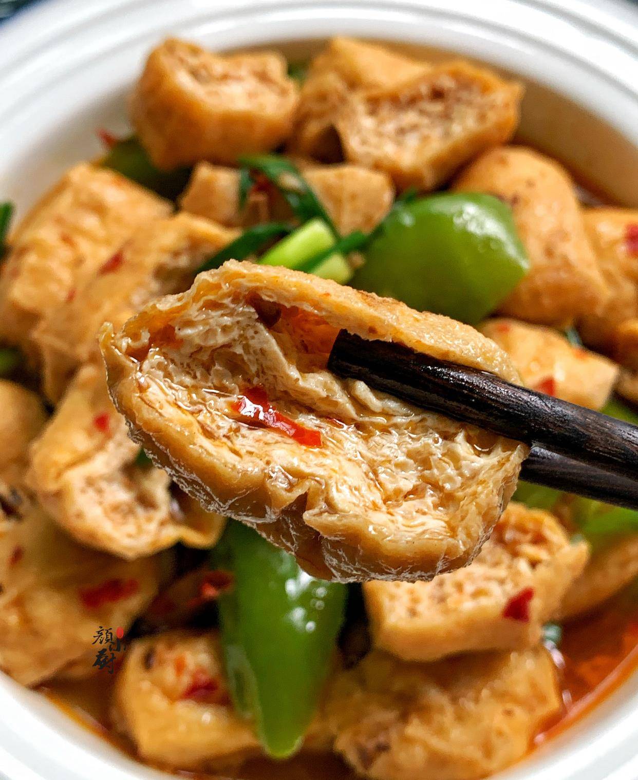 南方称之为油豆腐,北方统称为豆泡.是由豆腐切块油炸而来的.