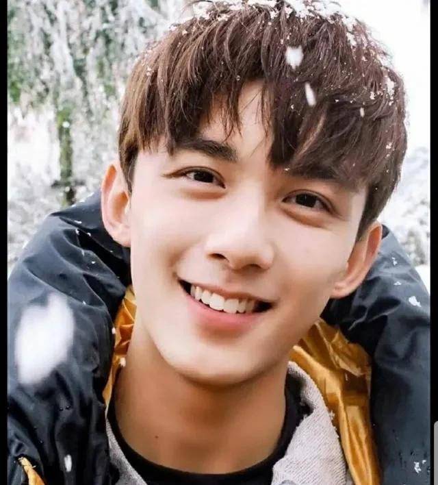 原创长着兔牙也好看的7位男星个个英俊帅气一颦一笑萌感十足
