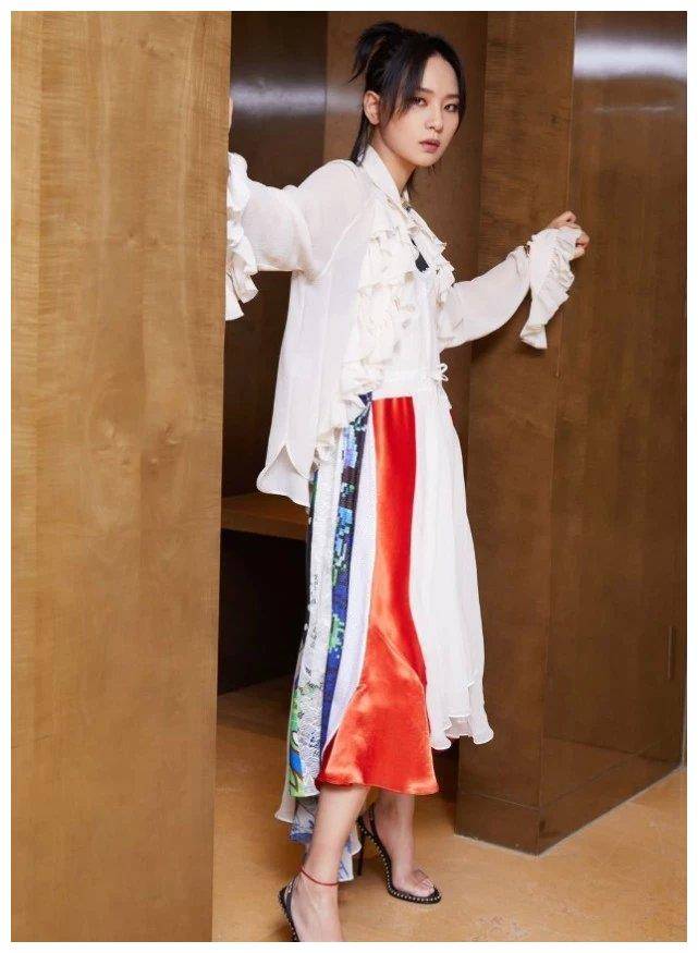 有一双鞋叫周笔畅的高跟鞋,"无鞋面"已不算啥,鞋底才是亮点!