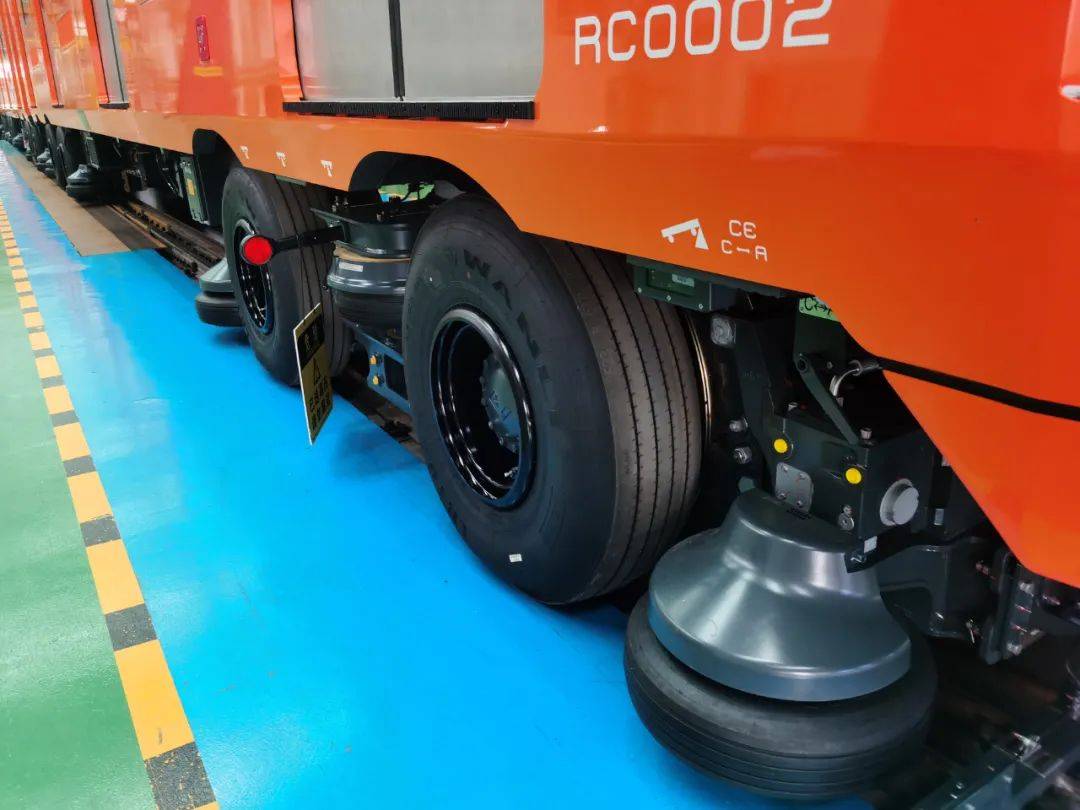 万力轮胎配套中国首列胶轮地铁出海