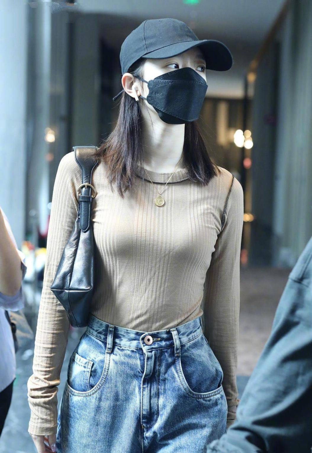 原创孟美岐的水蛇腰绝了穿着白色收腰连体裤的她化身时尚女神