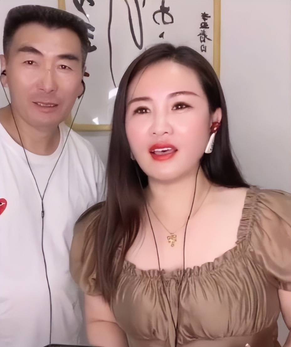 李玉成带年轻女子回家马玉琴炫耀收到名贵珠宝网友各玩各的