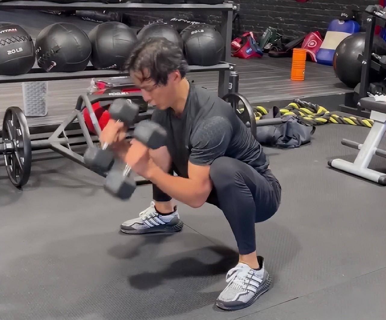 原创吴彦祖在健身房积极锻炼身体秀出健硕肌肉47岁依旧状态好