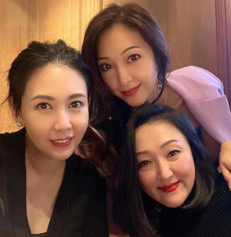 54岁的邱淑贞和她的朋友黎思嘉与甄楚倩一起庆祝了她的生日.