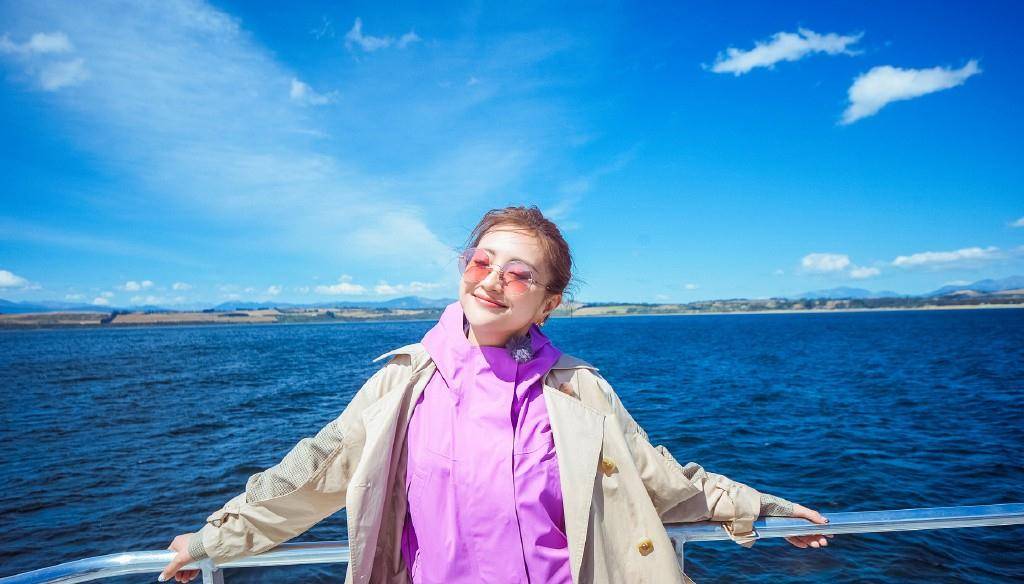 包文婧"逆风翻盘",玫红色外套牛仔裤,32岁都美成小仙女_感觉_照片