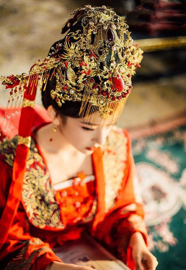 之路》程潇红色婚服美图欣赏,穿最美的婚服却没嫁给心爱人_路平_嫁衣