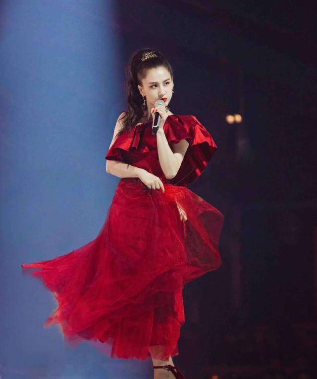 黄圣依舞台风太好了!半边红眉超撩人!依依子出道吧!_表演_大气_的设计