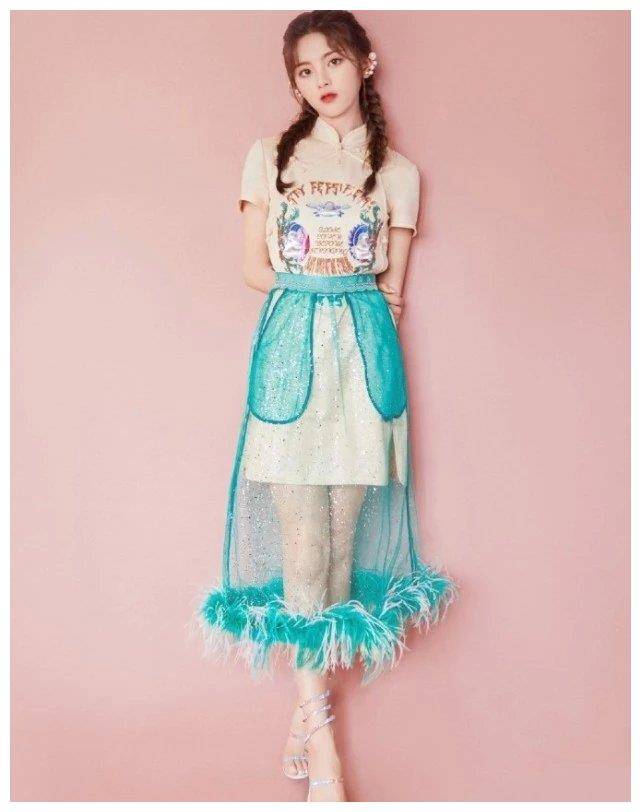 原创杨超越白色衬衫珊瑚裙亮相活动甜美吸睛是初恋本恋了