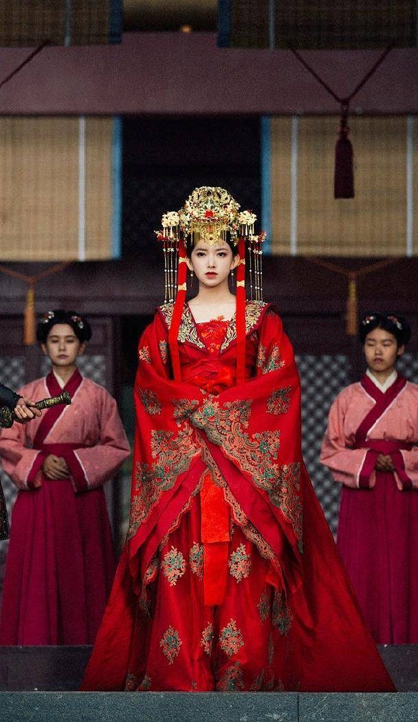 之路》程潇红色婚服美图欣赏,穿最美的婚服却没嫁给心爱人_路平_嫁衣