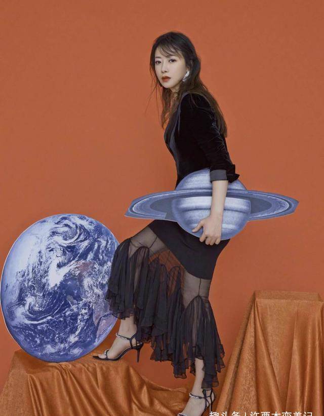 原创冻龄女神陈紫函穿黑色西装搭小白裙女强人气场十足